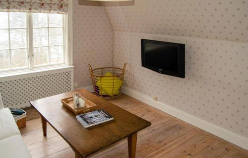 Beautiful Home In Ingaröにあるテレビまたはエンターテインメントセンター