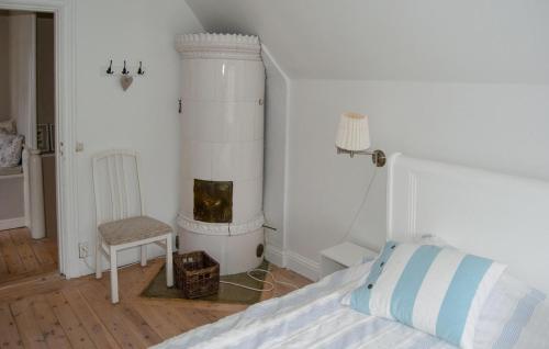 Beautiful Home In Ingaröにあるベッド