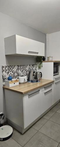 une cuisine avec des armoires blanches et un comptoir dans l'établissement 