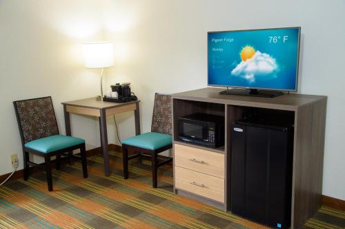 Televisyen dan/atau pusat hiburan di Pigeon River Inn