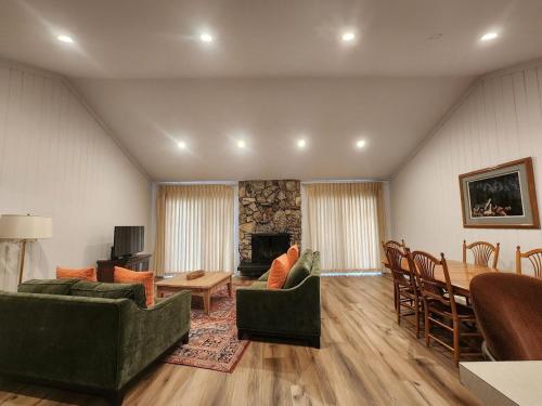 国王海滩Shore View Serenity home的有两张沙发和一张桌子的客厅