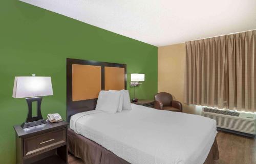 Letto o letti in una camera di Extended Stay America Suites - Portland - Beaverton Hillsboro - Eider Ct