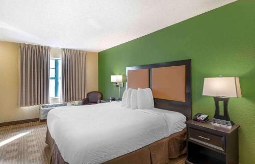 Letto o letti in una camera di Extended Stay America Suites - Portland - Beaverton Hillsboro - Eider Ct