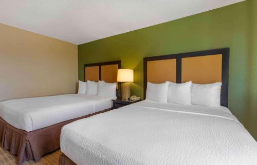 Letto o letti in una camera di Extended Stay America Suites - Portland - Beaverton Hillsboro - Eider Ct
