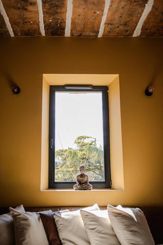- une chambre avec une fenêtre au-dessus d'un lit dans l'établissement Namaste Home, votre havre de paix à St Rémy ! Parking wifi inclus, à Saint-Rémy-de-Provence