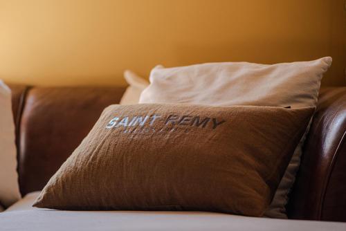 un oreiller brun avec les mots santa penasy dessus dans l'établissement Namaste Home, votre havre de paix à St Rémy ! Parking wifi inclus, à Saint-Rémy-de-Provence