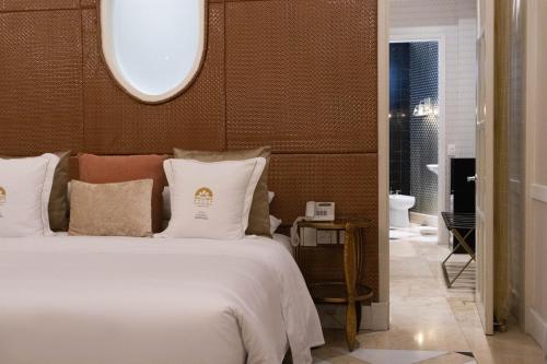a bedroom with a large bed with a large mirror at Hotel Caribe by Faranda Grand, a member of Radisson Individuals in Cartagena de Indias