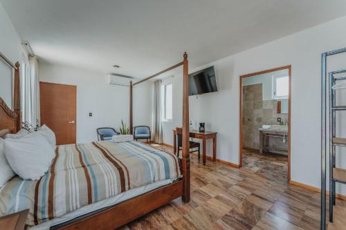 a bedroom with a bed and a desk and a mirror at Habitacion Privada, 5 min Catedral in Mérida