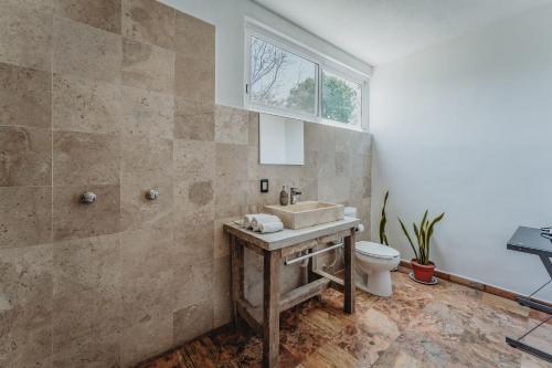 a bathroom with a sink and a toilet at Habitacion Privada, 5 min Catedral in Mérida
