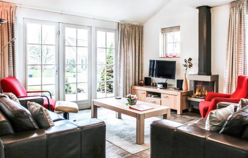Hoge-HexelにあるBuitengoed Het Lageveld 80の2つのソファと暖炉のあるリビングルーム