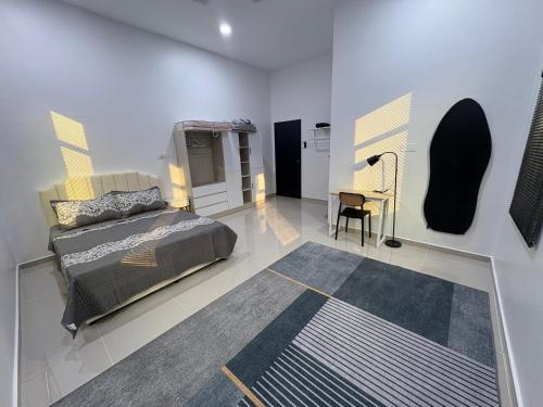 a bedroom with a bed and a table in a room at Rumah 618 Homestay in Kampong Batu Tiong