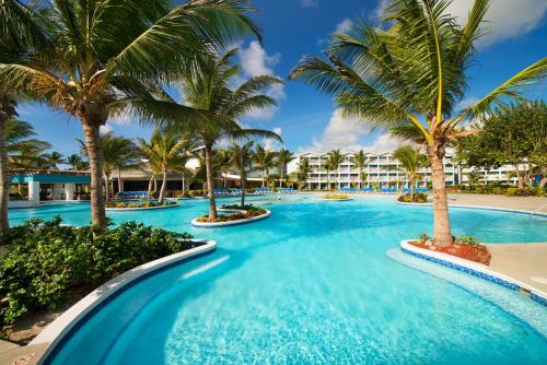 Piscina de la sau aproape de Coconut Bay Beach Resort & Spa All Inclusive