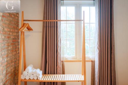 a room with a shelf and a window at Hoang Yen Villa & Coffee in Da Lat
