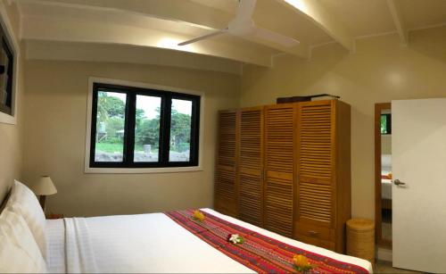 a bedroom with a bed and a window at Audreys Place in Matei