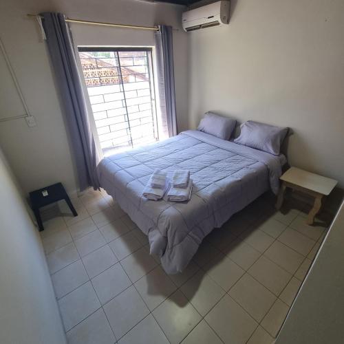 Postel nebo postele na pokoji v ubytování Quarto privado em casa com piscina compartilhada e a 6 minutos do centro da cidade