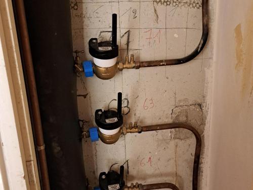 une paroi sale avec trois appareils électriques sur elle dans l'établissement Appartement 2 Chambres - Dernier Étage - Terrasse Face Mer - Parking Sécurisé - FR-1-323-483, à Saint-Jean-de-Monts