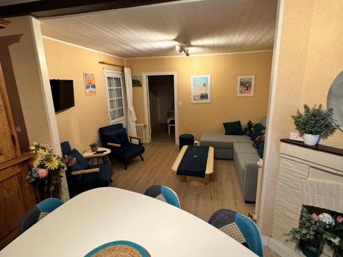 un salon avec un canapé et une table dans l'établissement Charmant T2 avec Terrasse et Parking Privé, Tout Confort, Proche Trouville - FR-1-712-88, à Touques