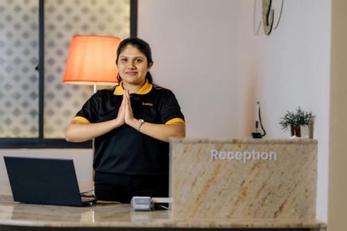 バンダーラウェラにあるLuxor Kirindi Ella Resort & Spaの机の前に立つ女性