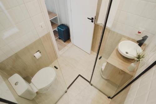 a bathroom with a toilet and a sink at Apê Santos Praia do Gonzaga in Santos