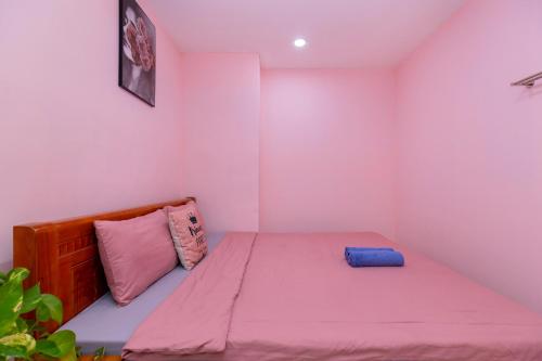 a bedroom with pink walls and a bed with pink sheets at Căn Hộ "2" OaSky View biển 3 Phòng 5 Giường- Oasky Sea View Apartment in Vung Tau