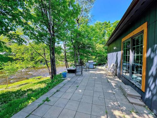 Κήπος έξω από το 37PA Superbly appointed riverfront home in LIttleton Skiing hiking firepit wif