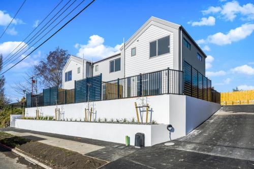 una casa blanca al costado de una calle en Apartment 5 on Armagh!, en Christchurch