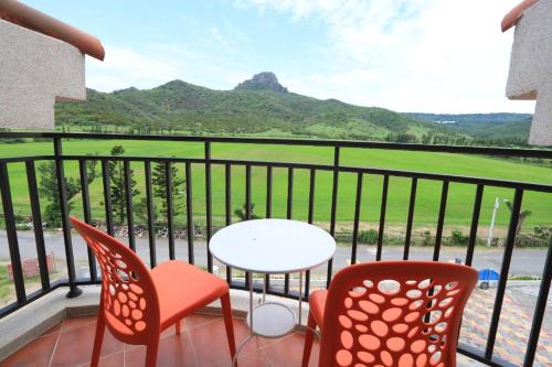 a balcony with a table and chairs and a view at Island on the Sea in Kenting