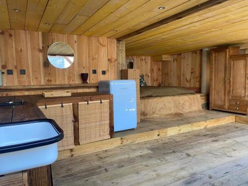 Ce chalet en bois dispose d'un lit et d'une fenêtre. dans l'établissement New wooden house 300 m from beach, forest, 1 to 11 people, à Mimizan-Plage