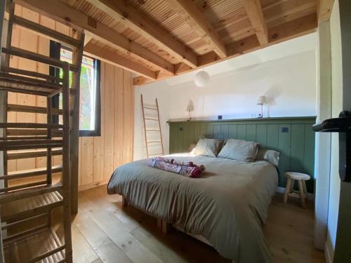 une chambre avec un lit dans une pièce en bois dans l'établissement New wooden house 300 m from beach, forest, 1 to 11 people, à Mimizan-Plage