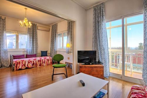 a living room with a couch and a tv at Wunderschöner Paço D Arcos in Paço de Arcos