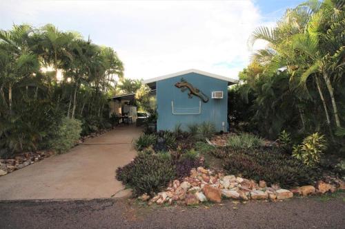 Κήπος έξω από το Bungalow 32 at Lake Bennett