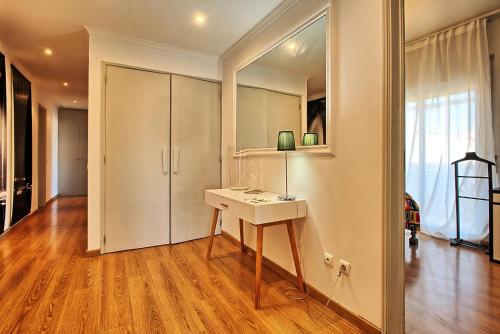 a room with a desk and a closet and a table at Wunderschöner Paço D Arcos in Paço de Arcos