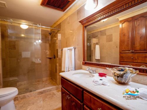 Ένα μπάνιο στο Luxury 3-Story Beachfront Villa in San Felipe with Private Pool – Casa Mostaza
