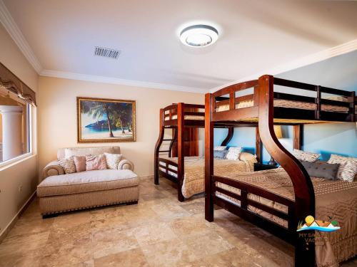 Postel nebo postele na pokoji v ubytování Luxury 3-Story Beachfront Villa in San Felipe with Private Pool – Casa Mostaza