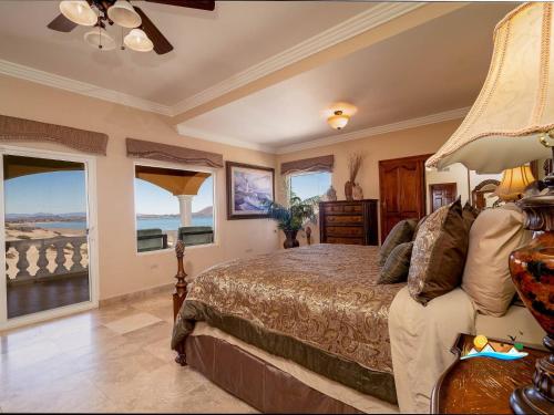 Ένα ή περισσότερα κρεβάτια σε δωμάτιο στο Luxury 3-Story Beachfront Villa in San Felipe with Private Pool – Casa Mostaza