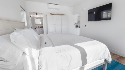 Postel nebo postele na pokoji v ubytování Rise Suites Oceanside