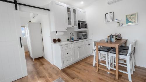 Kuchyň nebo kuchyňský kout v ubytování Rise Suites Oceanside