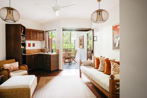 Un pat sau paturi într-o cameră la Hibiscus Five - A Balinese vibe!