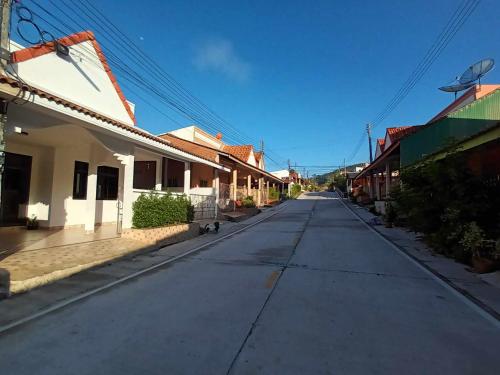 an empty street in a town with buildings at JW Homestay Betong H1 เจ ดับบลิว โฮมสเตย์ เบตง H1 in Betong