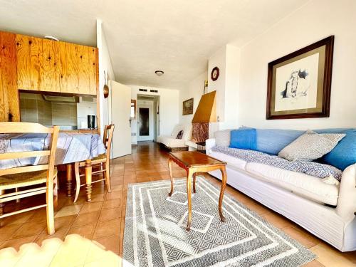 a living room with a couch and a table at Le plein ciel in Péone