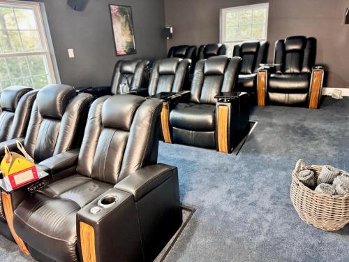 Posezení v ubytování The Hangout Haven - Theater, Hot tub, Pickleball, Ping pong, Firepit