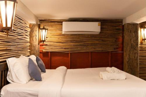 a bedroom with two beds with towels on them at Monraumsuk home stay Chiang Mai in Ban Pok Nai