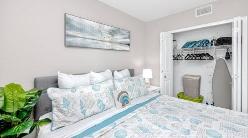 クリアウォーター・ビーチにあるCoastal Retreat I Unbeatable Location I Sleeps 8の青い掛け布団が敷かれたベッドのある寝室