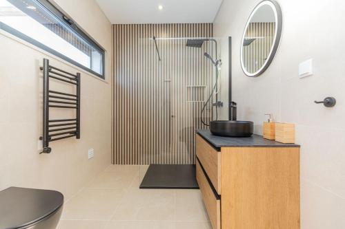 a bathroom with a sink and a shower at CASA MARGARIDA, Arte Nova in Fuzeta