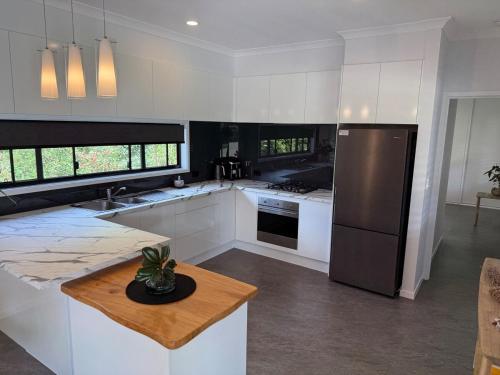 Una cocina o cocineta en Rainbow Park Retreat