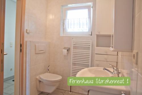 Ένα μπάνιο στο Ferienwohnung Storchennest mit E-Ladestation