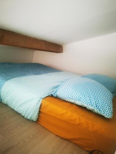 - un lit dans un dortoir dans l'établissement Studio Cournonterral 4 couchages, à Cournonterral