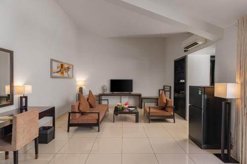 TV a/nebo společenská místnost v ubytování Grandvrio Ocean Resort Danang