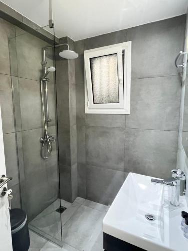 Modern Apartment with Courtyard - 2' from Metro