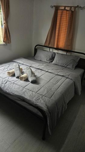 Ένα ή περισσότερα κρεβάτια σε δωμάτιο στο Cozy 1-Bedroom Bungalow with Shared Pool in Rawai